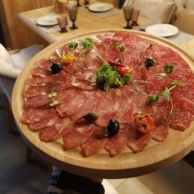 Ассорти сыровяленых и сырокопченых колбас в Столица по цене 1250 ₽