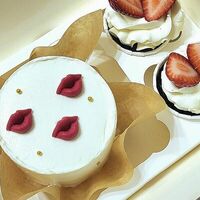 Бенто поцелуй и 2 капкейка в Bala bakery