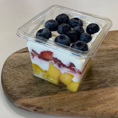 Манго, клубника, голубика с маскарпоне в Киви фрут бар по цене 575 ₽