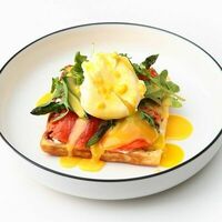 Вафля с соленым лососем, спаржей и яйцом пашот в Colors Сafe