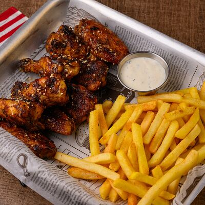 Куриные крылышки с картофелем фри и соусом ранч в American BBQ по цене 42 р.
