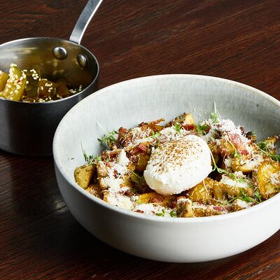 Жареный картофель с грибами, беконом, битыми огурцами и яйцом пашот в Stella Lounge по цене 31 р.