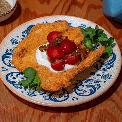 Шницель из цыпленка с томатами черри и лабане в Мазл Тов по цене 640 ₽