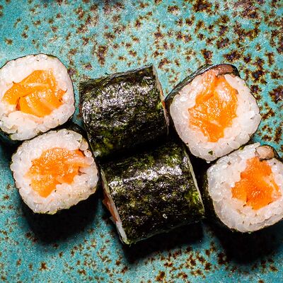 Мини-ролл с лососем в Суши Море Мото по цене 249 ₽