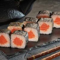 Ролл с лососем в Red Dragon Sushi