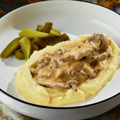 Бефстроганов с картофельным пюре в Come Mode Cafe по цене 1390 ₽