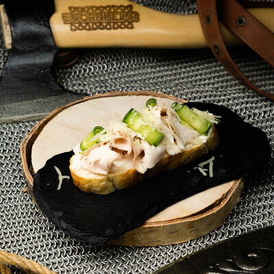 Сморреброд с курицей и огурцом в Бар Бьёрнхейм Bjornheimr по цене 260 ₽