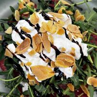 Салат сезонный со страчателлой в Tugannar