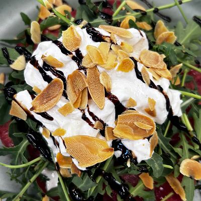 Салат сезонный со страчателлой в Tugannar по цене 610 ₽