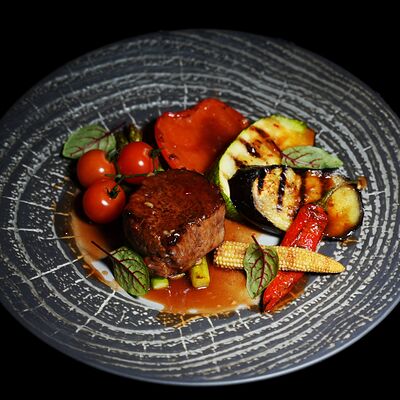 Стейк миньон с овощами в Nest по цене 1100 ₽
