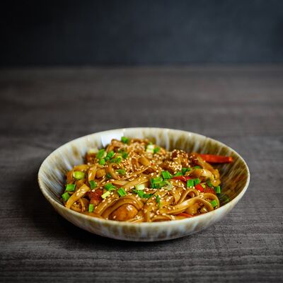 Лапша Wok с курицей в California House по цене 665 ₽