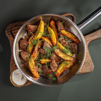 Куриная печень жареная с картофелем в Green Pub по цене 851 ₽