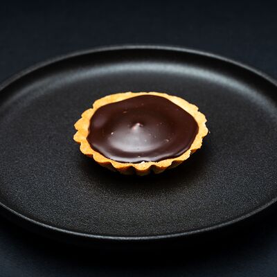 Тарт шоколадный с маршмеллоу и малиной в Два веселых гуся по цене 275 ₽