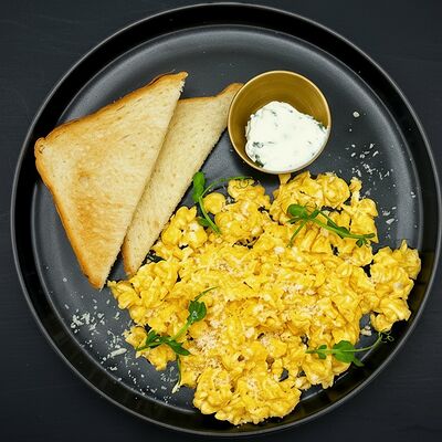 Скрэмбл с пармезаном в CAFE BAZAR по цене 380 ₽