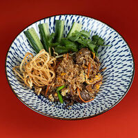 Жареный рис с говядиной и луковыми чипсами в Pong