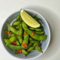 Эдамаме, сванская соль и чили в Tiger Sushi