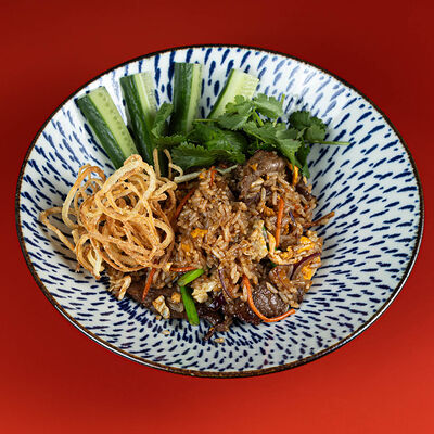 Жареный рис с говядиной и луковыми чипсами в Pong по цене 924 ₽