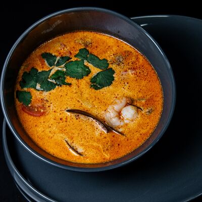 Том ям с лососем в Sushi Box по цене 750 ₽