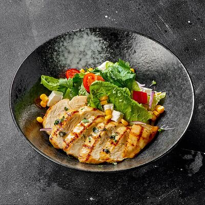 Стейк-салат с куриной грудкой в Британника по цене 596 ₽