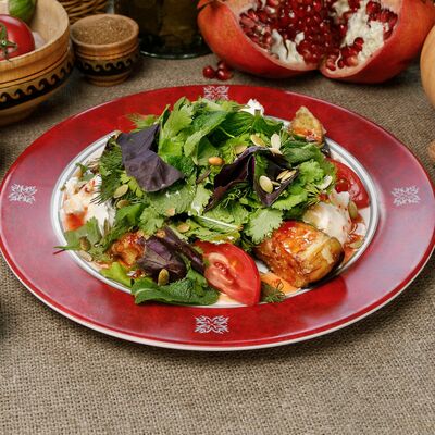 Сочные томаты с баклажанами и соусом чили в Шашлычный дворик по цене 491 ₽