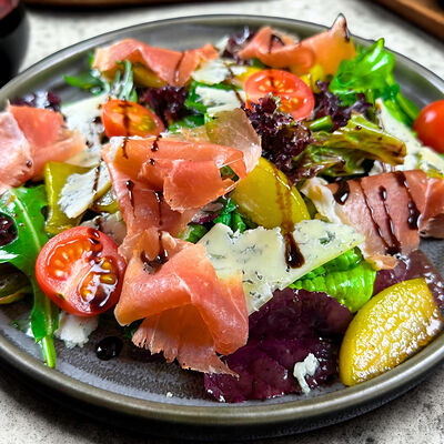 Салат с хамоном, грушей фламбэ и сыром горгонзола в Рестобар Литера по цене 930 ₽