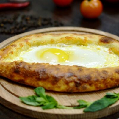Хачапури по-аджарски в Мангал и мясо по цене 676 ₽