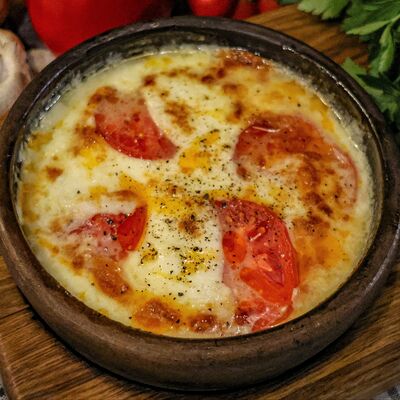 Запеченный Сулугуни с томатами в Мзиани по цене 590 ₽