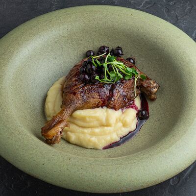 Утиная ножка конфи с соусом пьяная смородина и пюре из сельдерея и яблока в Jager Meet to Eat по цене 1240 ₽