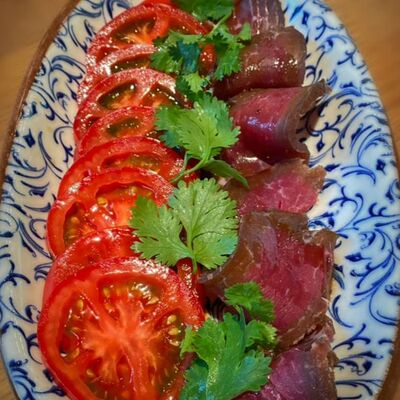 Вяленая говядина с томатамив DVOR гриль-бистро по цене 890 ₽