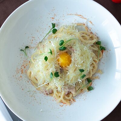 Спагетти с соусом карбонара и копченой свиной грудинкой в Four по цене 820 ₽