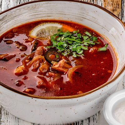 Солянка с копченостями в Чили пицца по цене 490 ₽