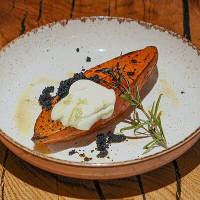 Печёный батат на углях с сырным кремом и икрой летучей рыбы на луговом сене в Rekki Pizza & Cocktail Bar по цене 980 ₽