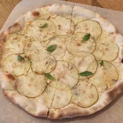 Пицца груша и горгонзола в Кинза и Руккола по цене 840 ₽