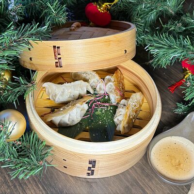 Гёдза с томленой уткой в Паназия & Суши-рум по цене 640 ₽