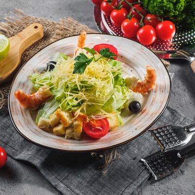 Салат Цезарь с креветками в Maki Family по цене 399