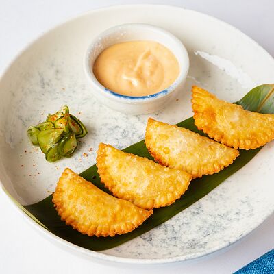 Мини-чебуреки с крабом и креветкой в Leto по цене 830 ₽