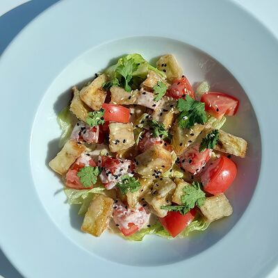 Тайский салат с баклажанами в кунжутном соусев Рукоста по цене 590 ₽