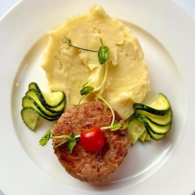 Котлета бризоль с жареными грибами и луком в Вкусный выбор по цене 990 ₽