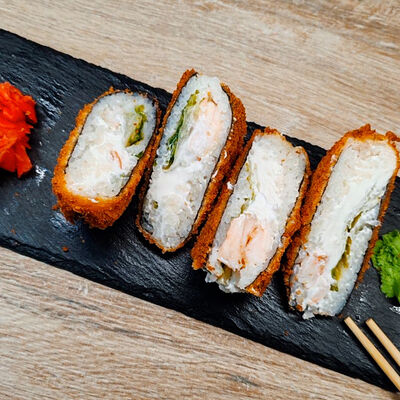 Онигири с креветкой жареныйв Quattro pizza по цене 559 ₽