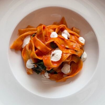 Паппарделле аль помодоро с кремом из бурраты в L'angolo Italiano по цене 23 р.