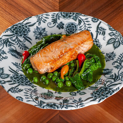 Стейк из лосося на гриле с молодым горошком и шпинатом в L.Е.S. по цене 1420 ₽