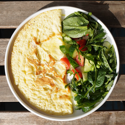 Нежный омлет с овощным салатом в Сладости и Радости Советская по цене 510 ₽