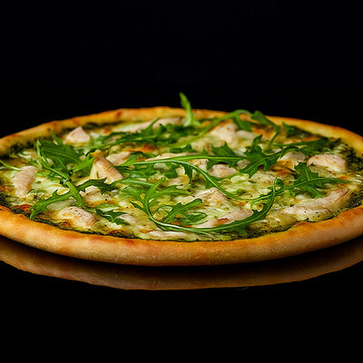 Яцыпленок с Песто Пицца 35 в Фабрика кухня Пицца по цене 1395 ₽