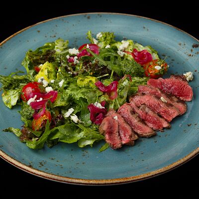 Стейк-салат с мраморной говядиной в Сохо по цене 690