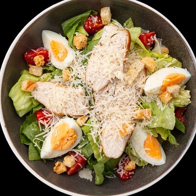 Салат Цезарь с курицейв ДКВКУС по цене 499 ₽