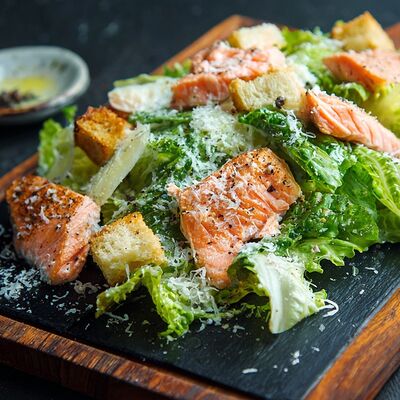 Салат Цезарь с лососемв Суши Лавка по цене 499 ₽