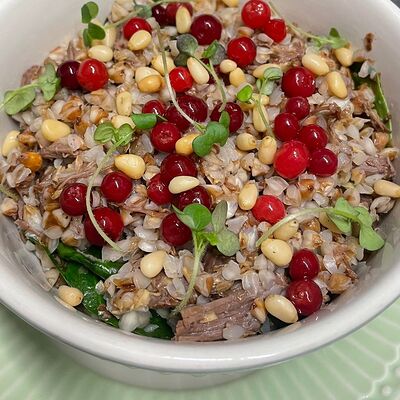 Гречневая каша с говяжьими щёчками, брусникой и кедровыми орехами в Счастливые люди по цене 910 ₽