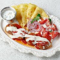 Сувлаки кефтедес с говядиной, бараниной и свининой в Рестобар Публика