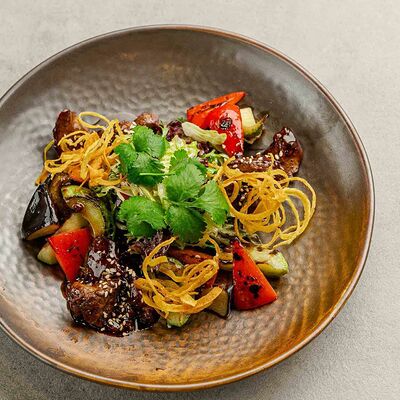 Салат с куриной печенью и овощами гриль в Pivino по цене 650