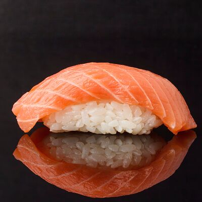 Суши Копченый лосось в Sushi Bar по цене 120 ₽
